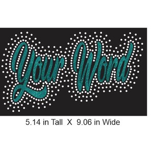 K&ouml;nnte beinhalten: Tealfarbener Glitzer-Text "Your Word" mit wei&szlig;en Strasssteinen auf schwarzem Hintergrund. Das Design ist 5,14 Zoll hoch und 9,06 Zoll breit.