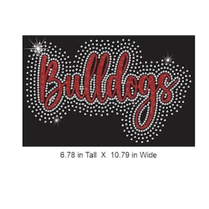 Puede incluir: Una transferencia termoadhesiva negra con la palabra Bulldogs en letra cursiva roja brillante, rodeada por un patrón denso de pedrería transparente. El diseño mide 17,22 cm de alto por 27,41 cm de ancho, con destellos integrados en el borde.