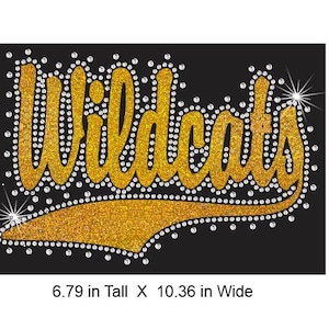 Puede incluir: Texto "Wildcats" en purpurina dorada con pedrería en un fondo negro. El texto está en una fuente cursiva y está arqueado. El diseño mide 17,24 cm de alto por 26,31 cm de ancho.
