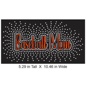 Puede incluir: Texto naranja "Baseball Mom" sobre un fondo blanco brillante. El diseño mide 5,29 pulgadas de alto y 10,46 pulgadas de ancho.