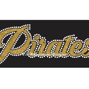 Könnte beinhalten: Goldene Glitzer-Bügelfolie mit weißen Strasssteinen, die das Wort "Pirates" umranden.