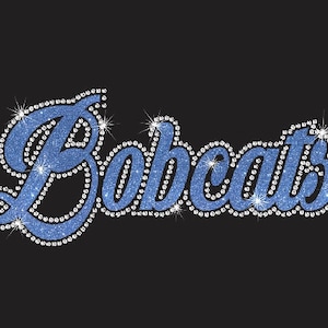 Könnte beinhalten: Blauer Glitzer-Aufbügel-Patch mit dem Wort "Bobcats" in einer kursivschriftlichen Schriftart.