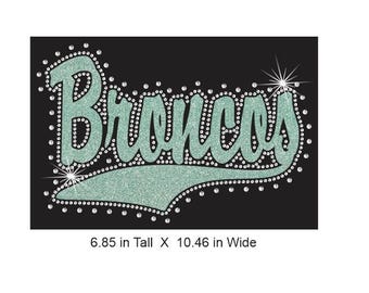 Broncos Swoosh Strass Combo Transfer, klaar om door hitte aan te brengen.  Jij selecteert de glitterkleur omringd door MOOIE heldere strassteentjes.
