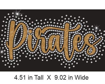 Pirates BT Strass Combo Transfer, klaar om door hitte aan te brengen.  Jij selecteert de glitterkleur omringd door MOOIE heldere strassteentjes.