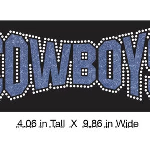 Cowboys Arched Rhinestone Combo Transfer pronto per essere applicato a caldo. Seleziona il colore Glitter circondato da BELLISSIMI Rhinestone trasparenti.