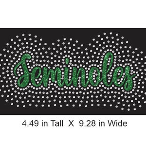 Puede incluir: Diseño rectangular negro con la palabra "Seminoles" en verde brillante, rodeado por un borde de pequeños diamantes de imitación transparentes. El diseño mide 11,4 cm de alto y 23,57 cm de ancho.