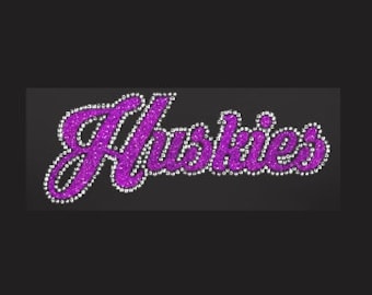 Combo transfert Huskies Cursive Strass, prêt à être appliqué à chaud. Vous sélectionnez la couleur des paillettes entourées de BELLES strass transparents.