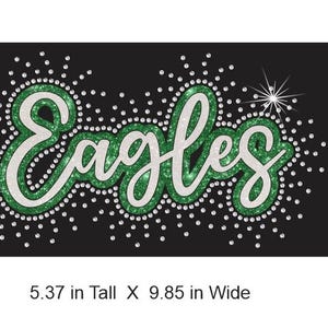 Może przedstawiać: Naszywka z zielonego i srebrnego brokatu do prasowania z napisem "Eagles" w stylu ozdobnym. Naszywka ma 5,37 cala wysokości i 9,85 cala szerokości.