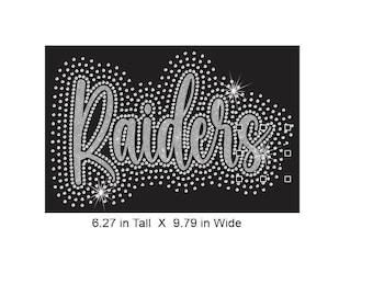 Raiders BT Rhinestone Combo Transfer, klaar om met hitte aan te brengen. Je kiest de glitterkleur, omringd door prachtige transparante strass-steentjes.
