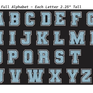 Puede incluir: Alfabeto completo - Cada letra de 5,7 cm de alto. Un conjunto de 26 letras azul claro con un contorno blanco y una textura brillante. Cada letra mide 5,7 cm de alto.