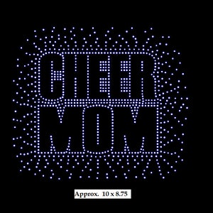Pode incluir: Design Cheer Mom feito com strass branco em um fundo preto. O design mede aproximadamente 25,4 cm por 22,2 cm.
