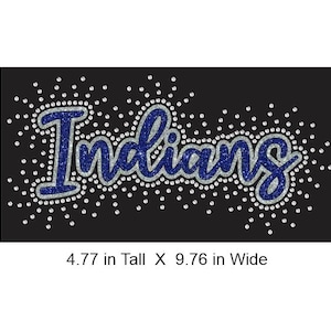 Op de afbeelding: Een blauw en zilveren strass-ontwerp op een zwarte achtergrond met de tekst "Indians". Het ontwerp is 4,77 inch hoog en 9,76 inch breed.