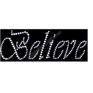 Pode incluir: Um fundo preto com a palavra "Believe" escrita em strass branco.
