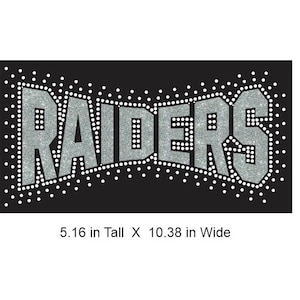 Może przedstawiać: Naszywka z cekinami srebrnymi do prasowania z napisem "RAIDERS" w pogrubionym, stylizowanym kroju pisma. Naszywka ma 5,16 cala wysokości i 10,38 cala szerokości.
