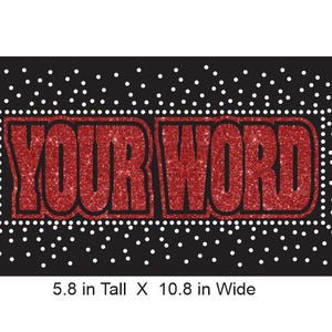 Op de afbeelding: Een rechthoekige zwarte opstrijkbare transfer met de rode glittertekst YOUR WORD in een vetgedrukt lettertype, omringd door een rand van witte stippen. Het ontwerp is 14,73 cm hoog en 27,43 cm breed, met extra witte stippen buiten de rand.