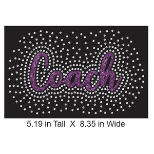 Puede incluir: Texto "Coach" en purpurina morada sobre un fondo negro con un diseño de diamantes de imitación blancos. El diseño mide 13,18 cm de alto por 21,21 cm de ancho.