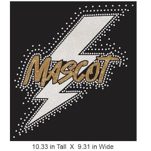 Puede incluir: Fondo negro con un diseño de rayo blanco y dorado. La palabra "MASCOT" está en letras doradas con purpurina en el centro del rayo. El diseño mide 26,2 cm de alto y 23,6 cm de ancho.