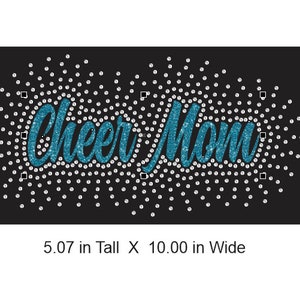 Könnte beinhalten: Cheer Mom in tealfarbener Glitzerbuchstaben auf einem Hintergrund aus weißen Strasssteinen. Das Design ist 5,07 Zoll hoch und 10,00 Zoll breit.