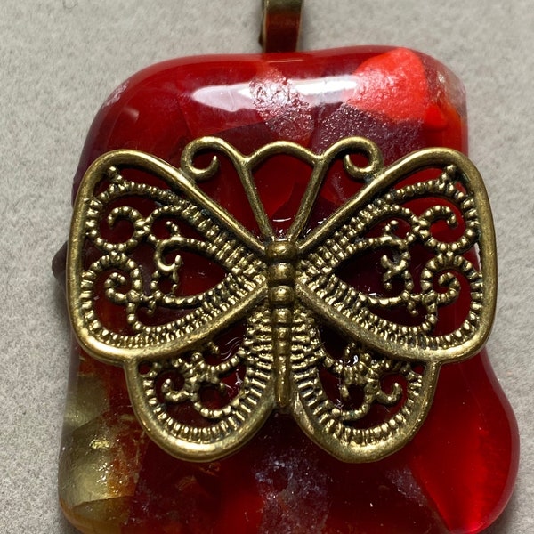 Papillon écarlate métal sur verre fusion - pendentif