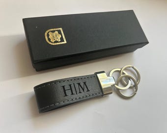 High-quality personalized key ring made of genuine cowhide leather with individual laser engraving. Valentine's Day unisex gift.