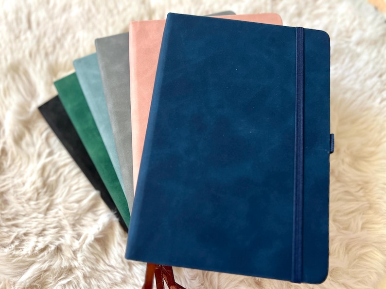 Personalisiertes Notizbuch A5 Weiches PU Ledercover 200 Liniert Seiten Perfektes Geschenk für Büroangestellte Lehrer Schüler