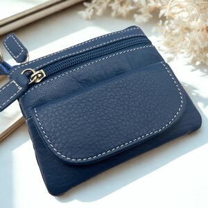 Personalisiertes Schlüsseletui aus echtem Leder Schlüsselanhänger Leder Geschenk für Männer & Frauen Schlüsseltasche in verschiedene Farben
Edles Schlüsseletui aus echtem Leder mit 3 Fächer 2x Reißverschlussfach – personalisierbar & handgefertigt

Dieses hochwertige Schlüsseletui aus 100 % echtem Leder ist der perfekte Begleiter für den Alltag. Es hält deine Schlüssel sicher, schützt andere Gegenstände in der Tasche und sieht dabei stilvoll aus.