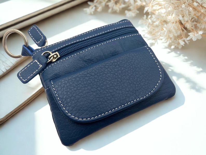 Personalisiertes Schlüsseletui aus echtem Leder Schlüsselanhänger Leder Geschenk für Männer & Frauen Schlüsseltasche in verschiedene Farben
Edles Schlüsseletui aus echtem Leder mit 3 Fächer 2x Reißverschlussfach – personalisierbar & handgefertigt

Dieses hochwertige Schlüsseletui aus 100 % echtem Leder ist der perfekte Begleiter für den Alltag. Es hält deine Schlüssel sicher, schützt andere Gegenstände in der Tasche und sieht dabei stilvoll aus.