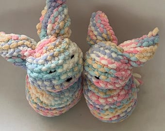 青いリボンと赤い鈴が付いたウサギの形のぬいぐるみ。オーダーメイド