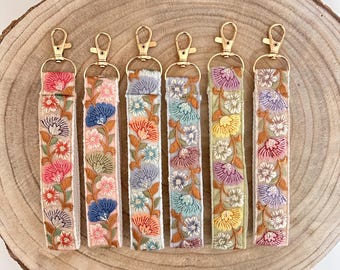Met bloemen geborduurde sleutelhanger met karabijnhaak en lus, korte katoenen sleutelband met bloemen in vintage romantische stijl