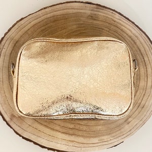 glänzende Crossbody-Tasche in gold, Umhängetasche mit Geldbörse am Taschengurt, quadratische Schultertasche mit einem großen Hauptfach