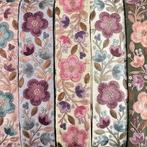 Borte mit Blumenstickerei und Pailletten, 5cm breites Satin-Stoffband, Spitzenbänder zum Nähen, bunte Stoffbordüre im romantischen Stil