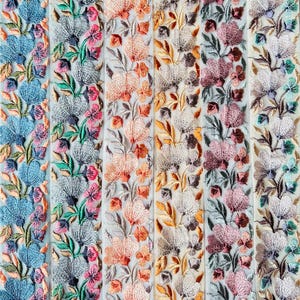 Op de afbeelding: Close-up van verschillende geborduurde bloemenlinten in verschillende kleuren. De linten hebben gedetailleerde ontwerpen van bloemen en bladeren in tinten blauw, roze, oranje en paars. De linten zijn verticaal gerangschikt.