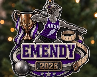 Puede incluir: Un adorno decorativo que muestra a un atleta de lanzamiento de peso con una camiseta morada con el texto AHSA, un trofeo de bronce, una cinta métrica y el nombre EMENDY sobre el año 2026. El diseño incluye una bala metálica y tres estrellas.