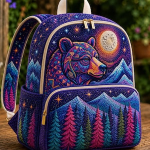 Moonlit Bear Quilted Ryggsäck: Färgglad resedagsryggsäck med skogsdjur