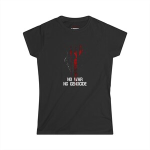 Peut inclure: T-shirt noir pour femme avec un motif rouge et noir représentant un visage humain et le texte "NO WAR NO GENOCIDE" imprimé en blanc.