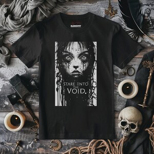 Stare Into The Void T-shirt | Ockulta kläder | Black Metal | Weirdcore | Goth-tröja | Gotiska kläder | Heavy Metal | Lovecraft Horror