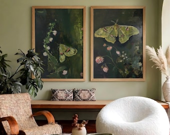 Puede incluir: Dos pinturas enmarcadas de mariposas cuelgan sobre un banco de madera con cojines decorativos. Un sillón tejido y una silla blanca y esponjosa se encuentran sobre una alfombra estampada. Una mesa de centro con tapa de mármol y base de madera sostiene cuencos decorativos y un jarrón.