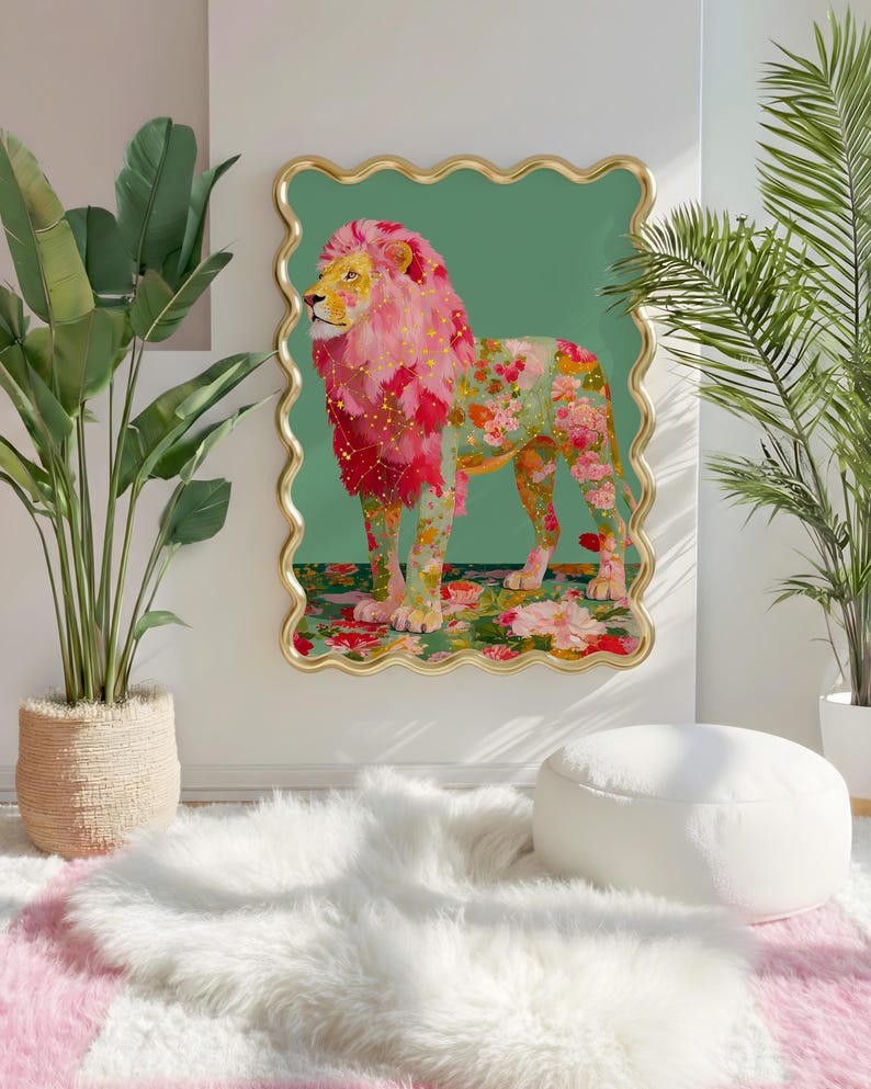 K&ouml;nnte beinhalten: Ein gerahmtes Kunstwerk mit einem L&ouml;wen mit rosa und floraler M&auml;hne und K&ouml;rper. Das Kunstwerk ist vor einem gr&uuml;nen Hintergrund und in Gold gerahmt. Der Raum umfasst Pflanzen, einen wei&szlig;en Teppich und einen wei&szlig;en Ottoman.