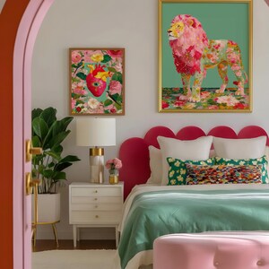K&ouml;nnte beinhalten: Ein Schlafzimmer mit einem pinkfarbenen Kopfteil, einem Bett mit einer gr&uuml;nen Decke und einem pinkfarbenen Hocker. Zwei gerahmte Blumenkunstwerke schm&uuml;cken die Wand. Ein wei&szlig;er Nachttisch mit einer Lampe und einer Zimmerpflanze erg&auml;nzen die Einrichtung.