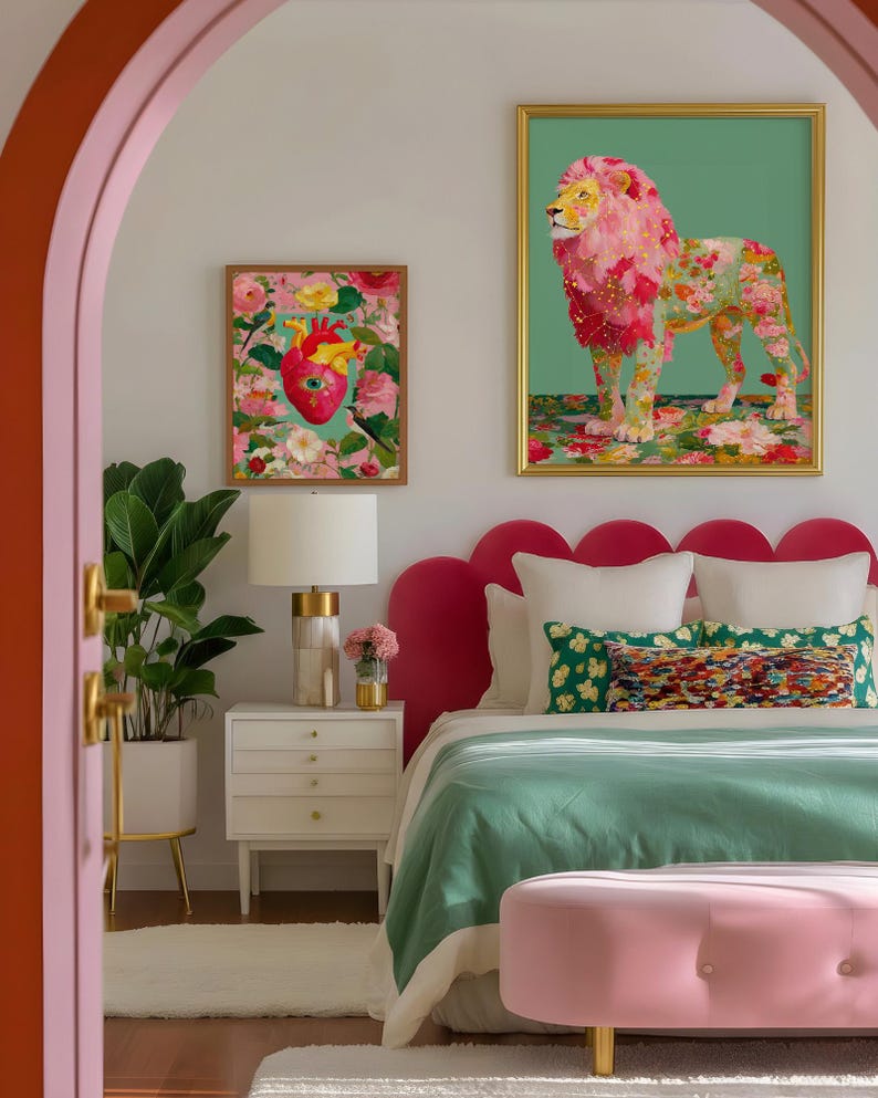 K&ouml;nnte beinhalten: Ein Schlafzimmer mit einem pinkfarbenen Kopfteil, einem Bett mit einer gr&uuml;nen Decke und einem pinkfarbenen Hocker. Zwei gerahmte Blumenkunstwerke schm&uuml;cken die Wand. Ein wei&szlig;er Nachttisch mit einer Lampe und einer Zimmerpflanze erg&auml;nzen die Einrichtung.