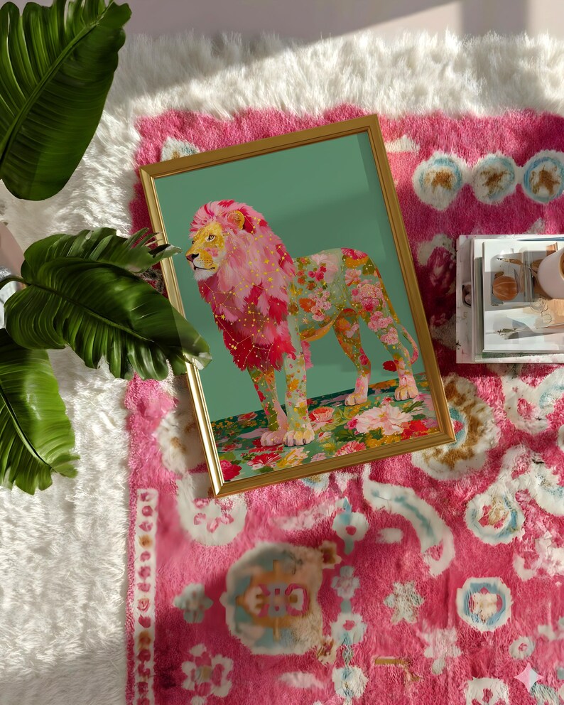 K&ouml;nnte beinhalten: Ein gerahmter Kunstdruck mit einem floralen L&ouml;wen auf gr&uuml;nem Hintergrund. Die M&auml;hne und der K&ouml;rper des L&ouml;wen sind mit bunten Blumen geschm&uuml;ckt. Der Druck liegt auf einem rosa Teppich mit wei&szlig;em, flauschigem Rand und einer gr&uuml;nen Pflanze.