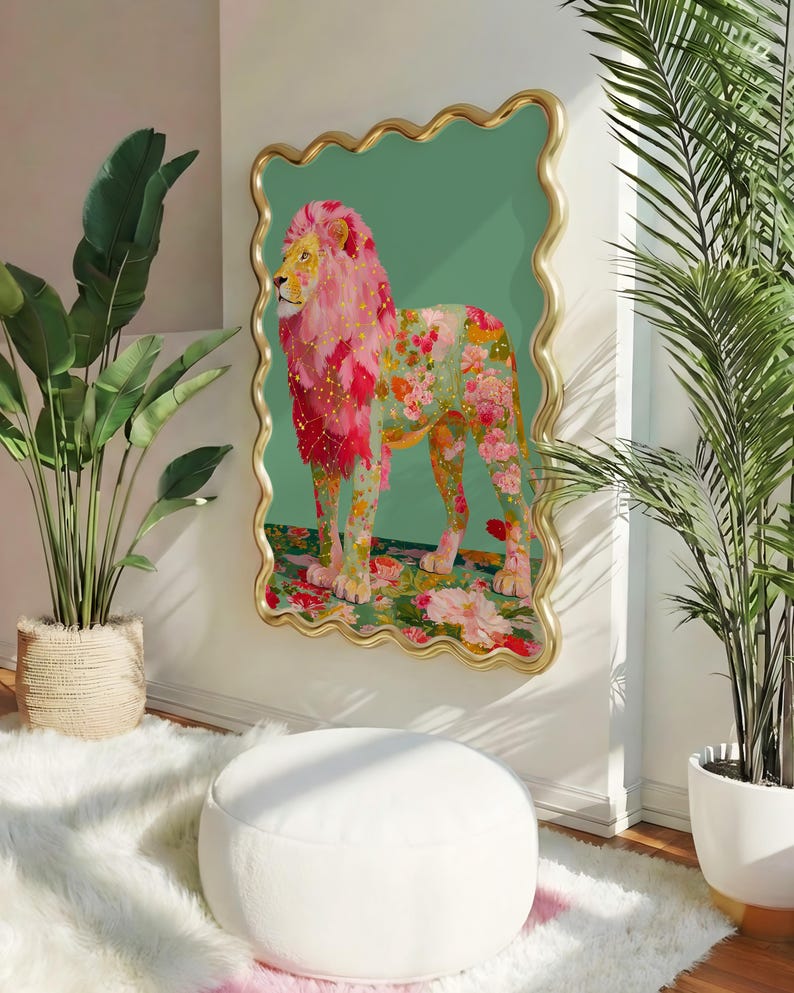 K&ouml;nnte beinhalten: Dekorative Wandkunst mit einem L&ouml;wen mit rosa M&auml;hne und floralem K&ouml;rper. Das Kunstwerk ist vor einem t&uuml;rkisgr&uuml;nen Hintergrund in einem goldfarbenen, wellenf&ouml;rmigen Rahmen angeordnet. Der Raum umfasst Topfpflanzen und einen wei&szlig;en Hocker.