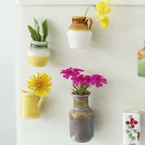 Handgefertigte Keramik Kühlschrankmagnet: Miniatur Vase Dekor