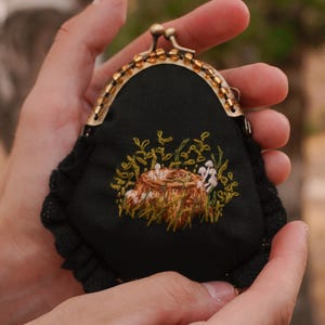 オリジナルの刺繍の森のデザインが施されたハンドメイドの黒のサテンの財布、小さなヴィンテージのキスロックバッグ、コテージコアの女性のための小さな財布クラッチ