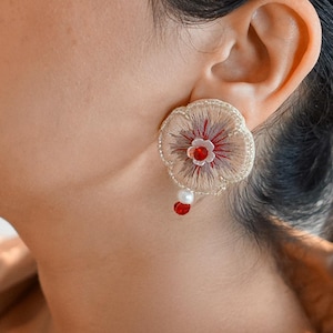 刺繍のイヤリング「ヤグート」