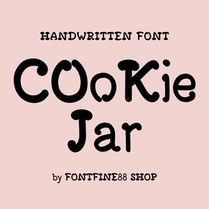 Puede incluir: Diseño de fuente manuscrita llamado "Cookie Jar" de Fontfine88 Shop. La fuente es negra y tiene un estilo redondeado y juguetón.