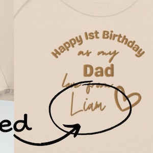 Erster Geburtstag als Elternteil, Baby personalisierte Name Onesies, Papa Geburtstagsgeschenk, Baby Body aus Bio-Baumwolle, süßes gesticktes Zitat für Papas