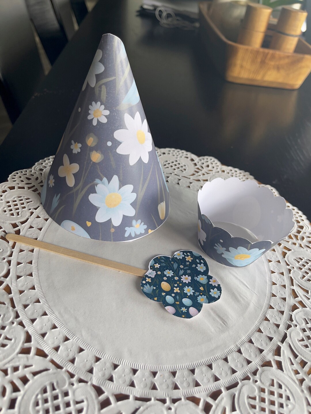 Printable Floral Cupcakes Wrappers, Toppers and Party Hats Easy ...