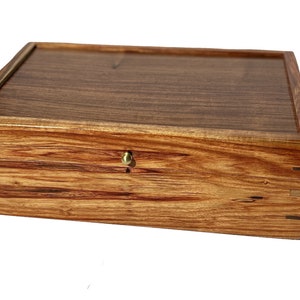 Schmuckschatulle / Erinnerungsbox – Kanarienholz und Mexikanisches Rosenholz (Rosenholz) mit Einsätzen aus Schwarzwalnuss