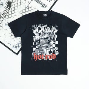 00s Vintage Hot Rod Graphic Black T-Shirt Mens Size S-M. Flame Checkerboard Cars Ace Tee Punk Rock Metal Y2K Vtg Merch Rare Print Washed Ska